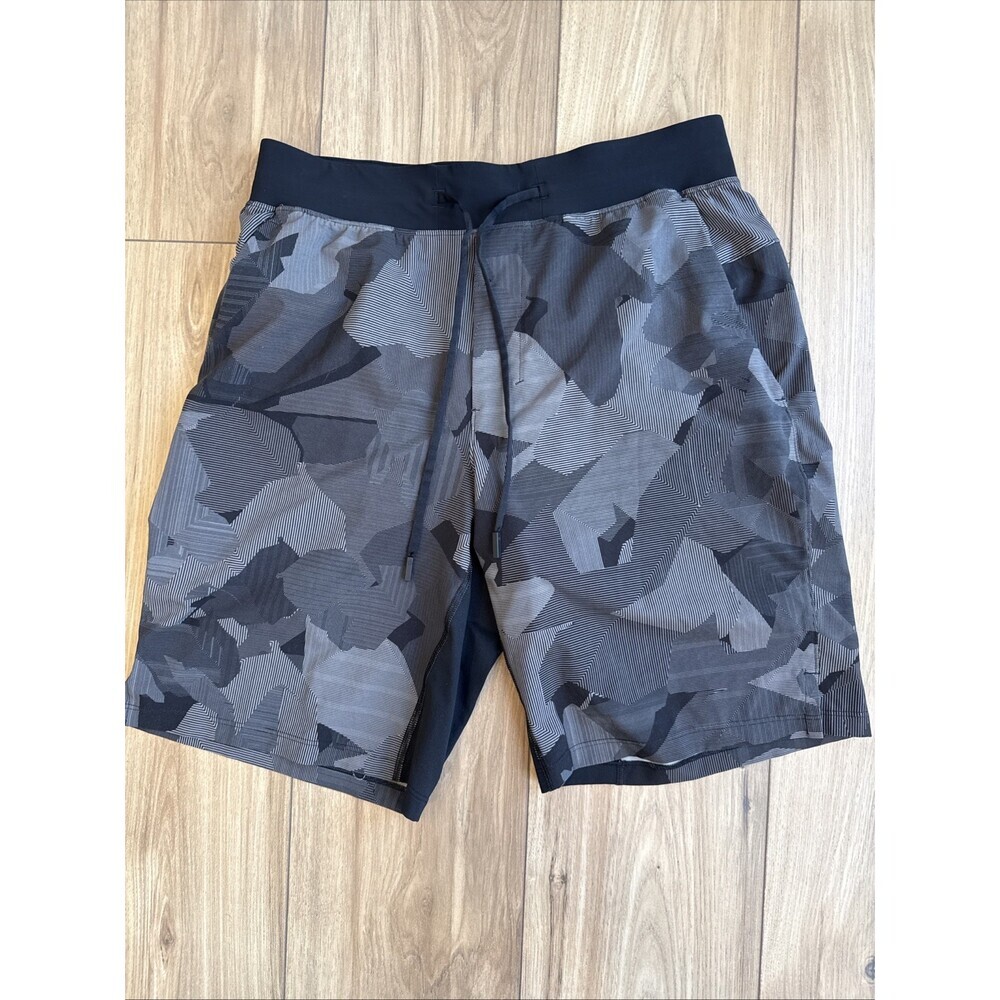Men’s Lululemon T.H.E. Short 9" Linerless Size Medium Grey Black Camo Print